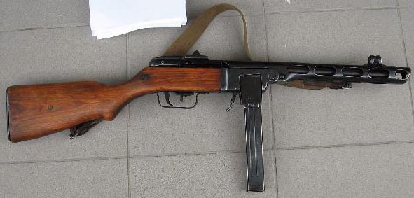 PPSH 41 con cargador de MP40 apodado MP41(r)