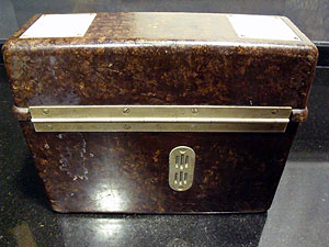 Vista trasera de la caja del teléfono de campaña