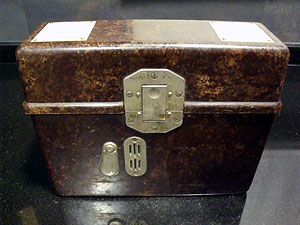 Vista frontal de la caja del teléfono de campaña