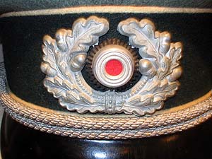 Vista frontal del emblema hojas de roble y escarapela nacionale, fabricadas en zinc