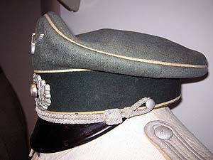 Vista lateral Gorra con visera oficial de infanteria